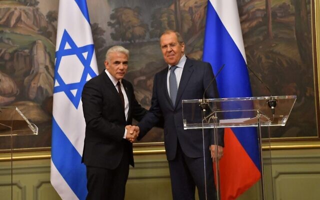 Foreign Minister Yair Lapid (left) makes comments to the press alongside his Russian counterpart, Sergey Lavrov, in Moscow, on September 9, 2021. (Shlomi Amsalem/GPO)