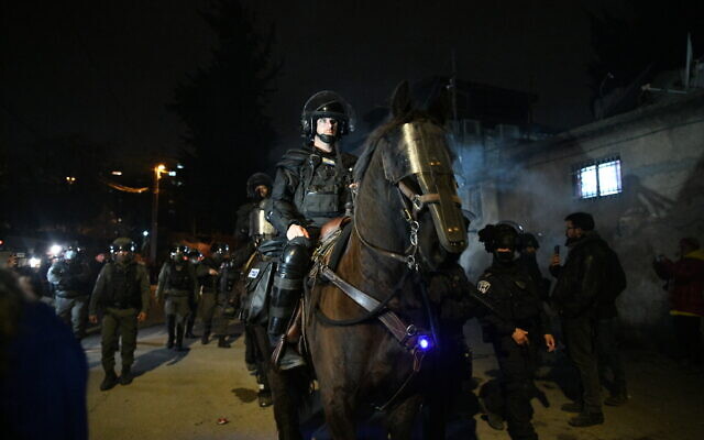 Israel Police officers disperse protesters and residents in the East Jerusalem neighborhood of Sheikh Jarrah, February 17, 2022. (Arie Leib Abrams/Flash90)